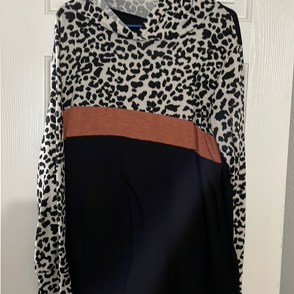 Cheetah top with hoodie. Size large.